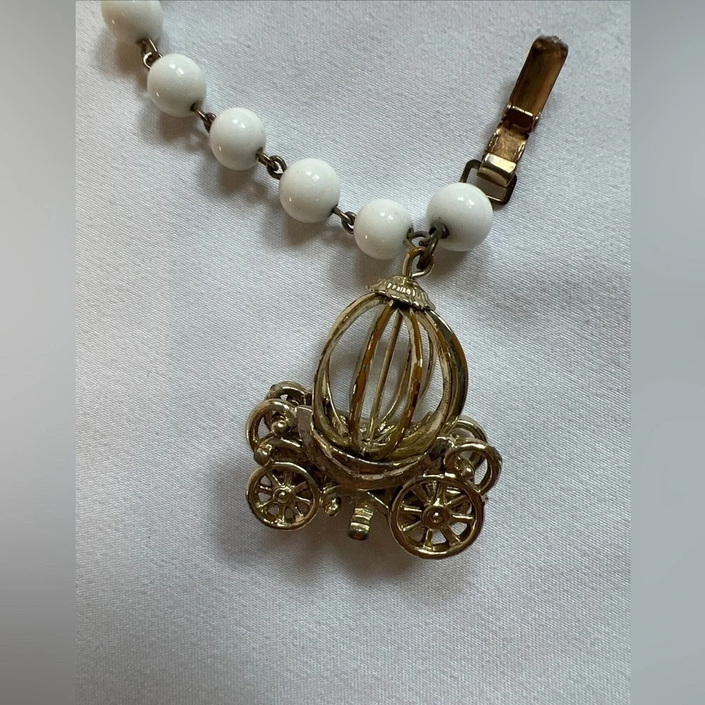 Vintage Cinderella Carriage & White Bead Girls Charm Bracelet‎